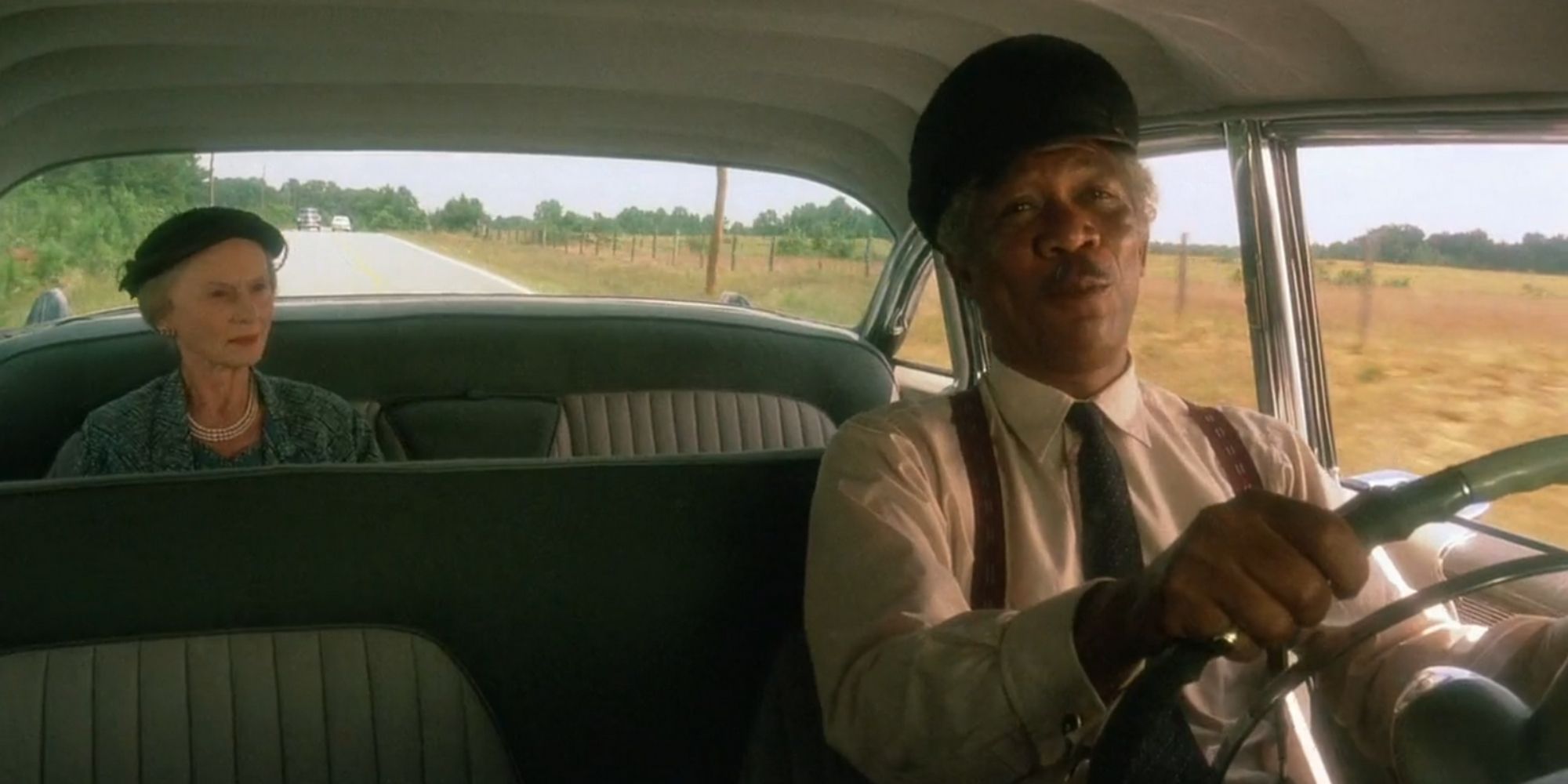 Hoke and Daisy chatting inside a car in Driving Miss Daisy